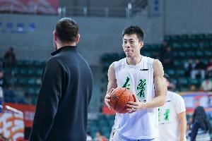 开云体育下载网址-张镇麟将加盟上海!媒体人:当年辽篮球员想走不易 现在时代变了