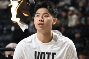 去年遭遇左膝前十字韧带撕裂!崔永熙在训练中能完成扣篮了