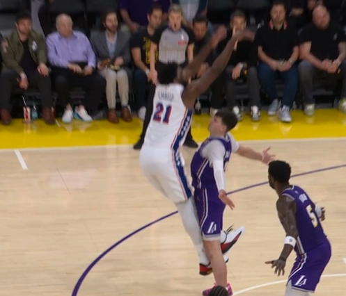 开云体育下载-这姿势有点搞笑🤣恩比德诡异姿势造成拉拉维亚投篮犯规