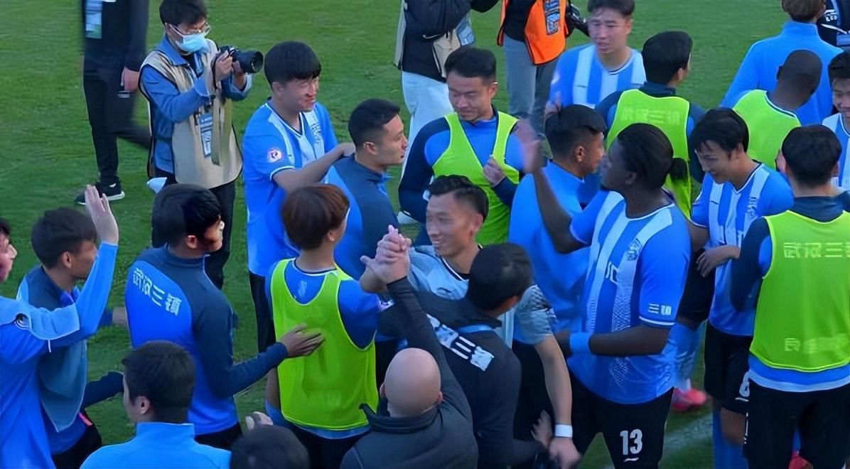 开云体育下载-贺惯刚正式加盟武汉三镇，就火线迎来新中卫搭档，曾是喀麦隆国脚