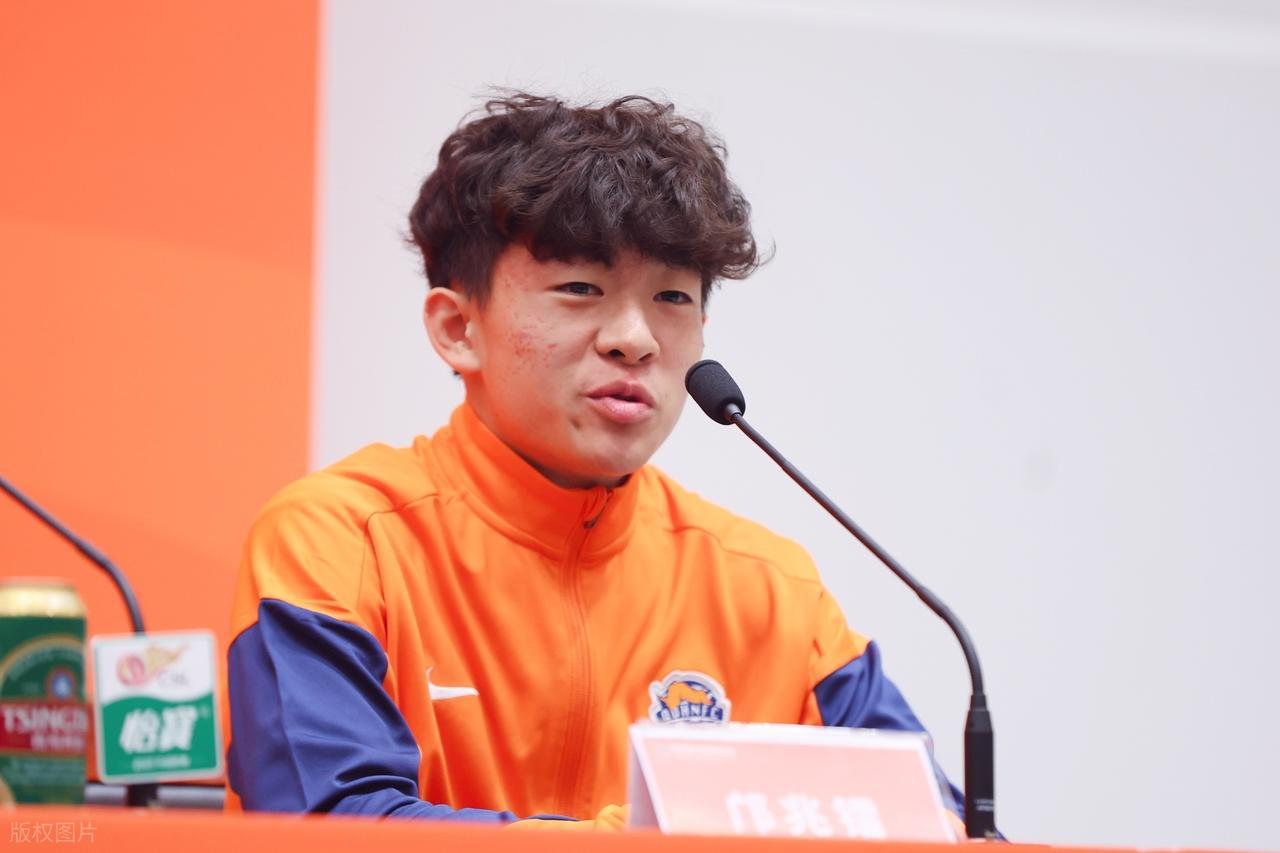 开云体育下载网址-争议!青岛海牛将邝兆镭列入B队,引发外界猜测,本人强调没伤病